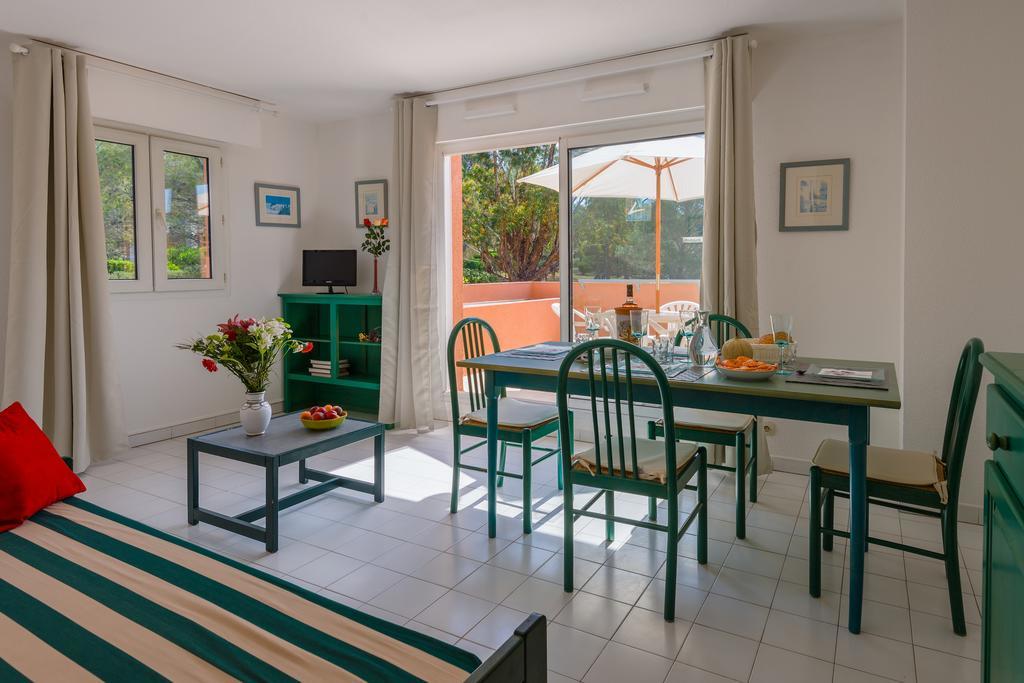 Lagrange Vacances Le Domaine Des Grands Pins Saint-Raphaël 객실 사진
